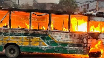 নর্দায় যাত্রীবাহী বাসে আগুন