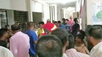 আহতদেরকে হাসপাতালে নেওয়া হয়েছে