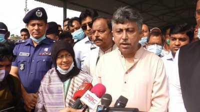 সাংবাদিকদের সঙ্গে কথা বলছেন চিফ হুইপ নূর-ই-আলম চৌধুরী