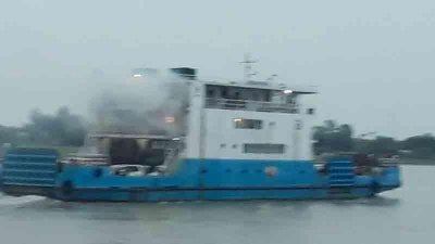পদ্মা নদীর মাঝিকান্দি চ্যানেলে ফেরি রোকেয়ায় আগুন লাগে