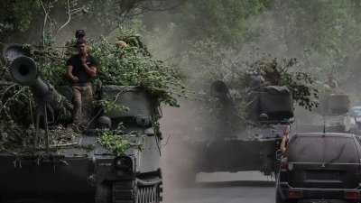 ডনেস্ক অঞ্চলে ইউক্রেনীয় সেনাদের ট্যাংক বহর