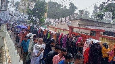 বৃষ্টির মধ্যে কেন্দ্রে দীর্ঘ সারিতে ভোটাররা
