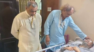 ছোট ভাইয়ের শয্যা পাশে কায়সার হামিদ।
