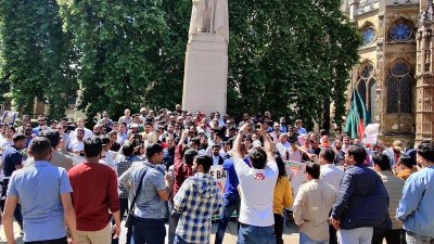 ব্রিটিশ পার্লামেন্টের সামনে বিএনপি সমর্থকদের বিক্ষোভ