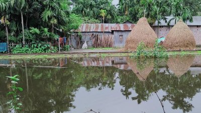 রেললাইনের দুপাশে পানি থইথই করছে