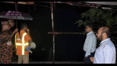 পাহাড়ের পাদদেশ থেকে স্থানীয়দের আশ্রয়কেন্দ্রে চলে যেতে মাইকিং করেছে স্থানীয় প্রশাসন