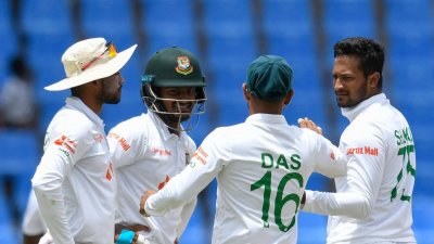 বাংলাদেশের দারুণ বোলিংয়ে দ্বিতীয় সেশনে পড়লো ৩ উইকেট