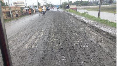 নদী খননের মাটি ট্রাক্টর থেকে পড়ে সাতক্ষীরা সদরের বিনেরপোতা সড়কটি ঝুঁকিপূর্ণ হয়ে উঠেছে