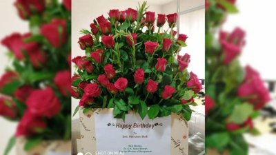 মোদির মাকে মোমেনের ১০০ গোলাপ উপহার