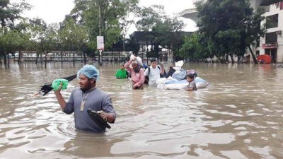 বন্যাক্রান্ত স্বজনদের নিয়ে উদ্বিগ্ন লাখো প্রবাসী