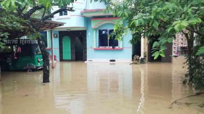 টানা ভারী বৃষ্টিতে চট্টগ্রাম নগরীর বিভিন্ন এলাকায় বাড়িঘরে পানি উঠেছে