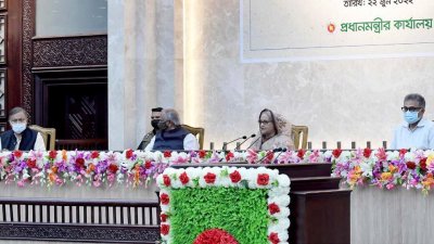 সংবাদ সম্মেলনে কথা বলছেন প্রধানমন্ত্রী শেখ হাসিনা