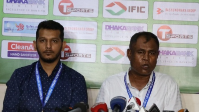 সংবাদ সম্মেলনে কোচ গোলাম রব্বানী ছোটন (ডানে)।