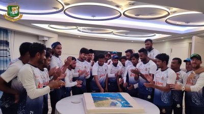 কেক কেটে পদ্মা সেতু উদ্বোধন উদযাপন করেছে বাংলাদেশ ক্রিকেট দল।