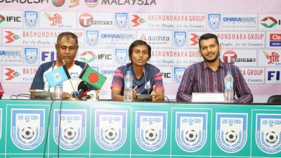 সংবাদ সম্মেলনে কোচ গোলাম রব্বানী ছোটন (বামে), ডানে অধিনায়ক সাবিনা খাতুন।