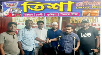ব্যবসায়ী আনোয়ারকে টাকা বুঝিয়ে দেওয়া হচ্ছে