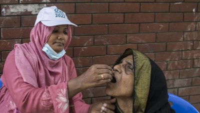 কলেরার প্রথম ডোজ নিচ্ছিলেন এক নারী