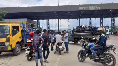 শর্তসাপেক্ষে মোটরসাইকেল পিকআপ ভ্যানে তুলে পদ্মা সেতু পার করা হচ্ছে