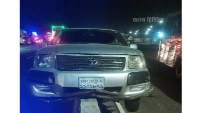 পদ্মা সেতুর টোল প্লাজার পাশে ডিভাইডার ভাঙলো প্রাইভেটকার