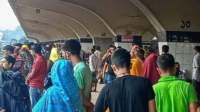 কমলাপুর স্টেশনের ট্রেনের জন্য অপেক্ষা করছে মানুষ
