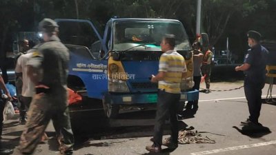 পদ্মা সেতুর ঢালে উল্টালো পিকআপভ্যান