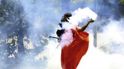 এবার লঙ্কান প্রধানমন্ত্রীর বাড়িতে আগুন দিলো বিক্ষোভকারীরা