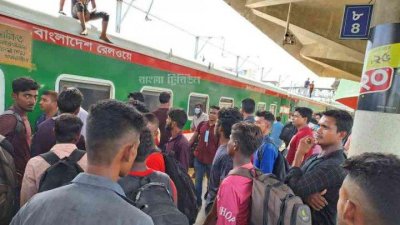 বাড়ি ফেরা মানুষের উপচেপড়া ভিড়