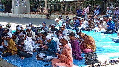 রাস্তায় ঈদের নামাজ আদায় করেন প্যানেল প্রত্যাশী এনটিআরসি নিবন্ধিত সনদধারীরা