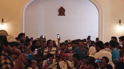 প্রেসিডেন্ট ভবন দখলের পর মন্ত্রিসভা বৈঠক আয়োজনের ভান করছেন বিক্ষোভকারীরা