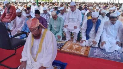 চট্টগ্রামের বিভিন্ন মসজিদ ও ঈদগাহে ঈদের জামাত অনুষ্ঠিত