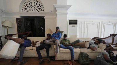 শ্রীলঙ্কার প্রেসিডেন্টের বাসভবন এখনও বিক্ষোভকারীদের দখলে