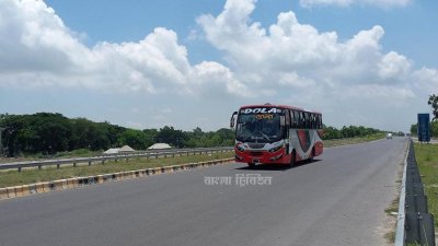 এক্সপ্রেসওয়েতে দাঁড়িয়ে থাকা বাসে ধাক্কা, প্রাণ গেলো যাত্রীর