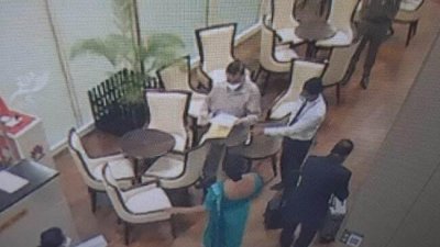 বিমাবন্দরের লাউঞ্জে বাসিল রাজাপাকসে