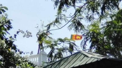 প্রধানমন্ত্রীর কার্যালয়ে প্রবেশ করেছে বিক্ষোভকারী (ছবি: বিবিসি)
