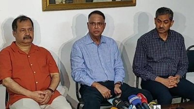 সাংবাদিকদের সঙ্গে কথা বলছেন ইকবাল হাসান মাহমুদ টুকু