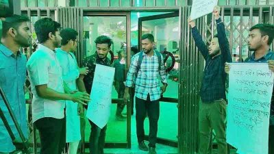 রেলওয়ের অব্যবস্থাপনার প্রতিবাদে চট্টগ্রাম স্টেশনের বাইরে শিক্ষার্থীদের অবস্থান কর্মসূচি