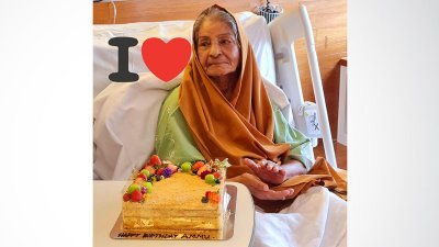 ব্যাংককের হাসপাতালের বেডে বসে জন্মদিনের কেক কাটেন রওশন এরশাদ