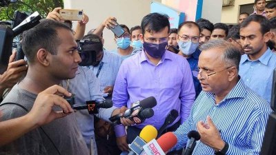 রেলের মহাপরিচালক ধীরেন্দ্র নাথ মজুমদারকে স্মারকলিপি দেন মহিউদ্দিন রনি