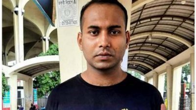 রেলওয়ের অব্যবস্থাপনার অভিযোগে আন্দোলন করছেন রনি