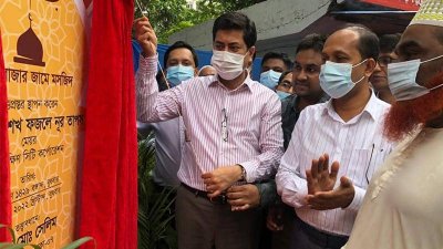 বকশিবাজার জামে মসজিদের ভিত্তিপ্রস্তর স্থাপন করছেন শেখ ফজলে নূর তাপস