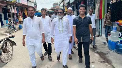 জ্বালানি সাশ্রয়ে গাড়ি রেখে হেঁটে অফিস যাচ্ছেন মোংলা পৌরসভার মেয়র বীর মুক্তিযোদ্ধা শেখ আব্দুর রহমান