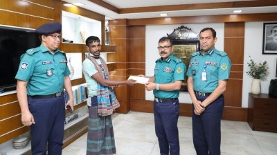 রিকশাচালক আব্দুল হান্নানের হাতে পুরস্কার তুলে দেন সিএমপি কমিশনার