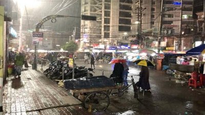 বৃষ্টিভেজা রাজশাহীর সড়ক