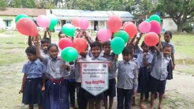 শিক্ষার্থীদের হাতে বেলুন।