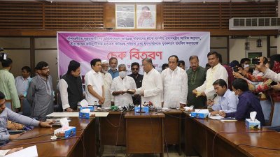 বাঁশখালীর সাধনপুরের ক্ষতিগ্রস্ত সংখ্যালঘুদের মাঝে টাকার চেক বিতরণ