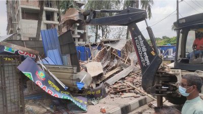 কলেজ গেট এলাকার শহীদ সোহরাওয়ার্দী মেডিক্যাল কলেজ ও হাসপাতালের সামনের ফুটপাতে পুলিশ বক্স দুটি ভেঙে দিয়েছে  ডিএনসিসি কর্তৃপক্ষ