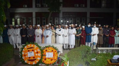 বাংলাদেশ বেতার সদর দফতরে মহাপরিচালক আহম্মদ কামরুজ্জামানের প্রথম নামাজে জানাজা অনুষ্ঠিত হয়