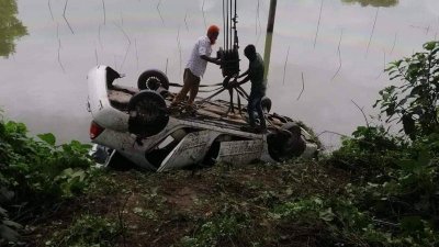 নিয়ন্ত্রণ হারিয়ে প্রাইভেটকার খাদে, স্বামী-স্ত্রীসহ ৩ জন নিহত