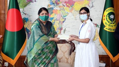 পুরস্কার তুলে দিচ্ছেন স্পিকার ড. শিরীন শারমিন চৌধুরী