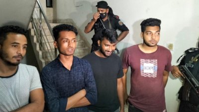 গ্রেফতারকৃত চার জন, অপরজনের ছবি পাওয়া যায়নি